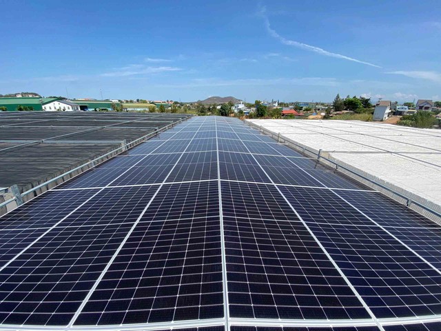 Nhiều nhà xưởng lắp điện mặt trời mái nhà để sử dụng và đang chờ cơ chế mua bán điện trực tiếp để có thể bán cho “hàng xóm”