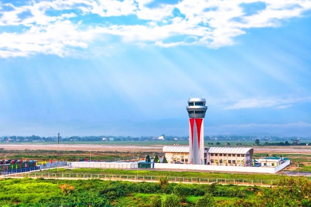 Đài kiểm soát không lưu của sân bay Điện Biên Phủ, nằm giữa cánh đồng Mường Thanh hiện nay