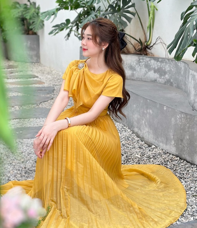 Chiếc váy với chất liệu tơ, được dập ly tinh tế cùng tông màu vàng vừa quyến rũ vừa ấn tượng sẽ khiến nàng nổi bật trong từng khung hình