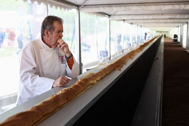 Chiếc bánh mì baguette dài 143,53 m thời điểm vừa ra lò ở Pháp