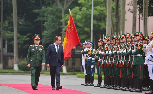 Bộ trưởng Quốc phòng Phan Văn Giang và Bộ trưởng Quân đội Pháp Sébastien Lecornu duyệt đội danh dự Quân đội nhân dân Việt Nam tại lễ đón