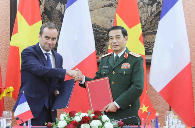 Bộ trưởng Quốc phòng Phan Văn Giang và Bộ trưởng Quốc phòng Pháp Sébastien Lecornu sau khi ký kết ý định thư