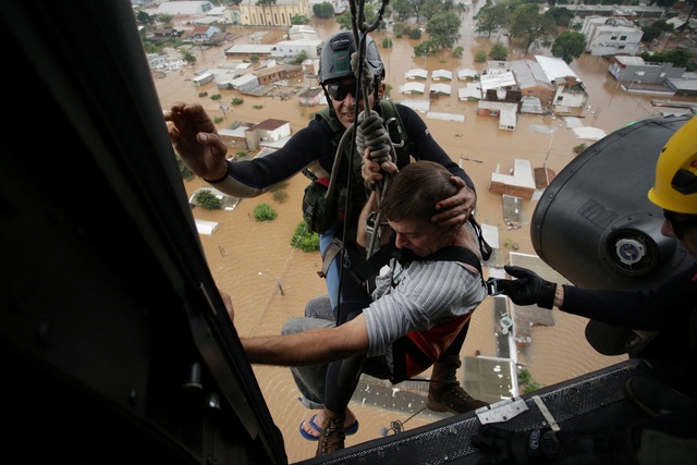 Người dân được cứu hộ bằng trực thăng tại Brazil ngày 4.5