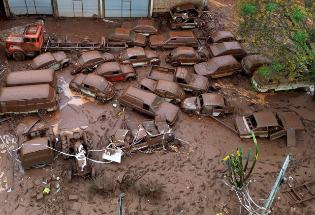 Ôtô ngập trong bùn sau trận lụt ở bang Rio Grande do Sul, Brazil