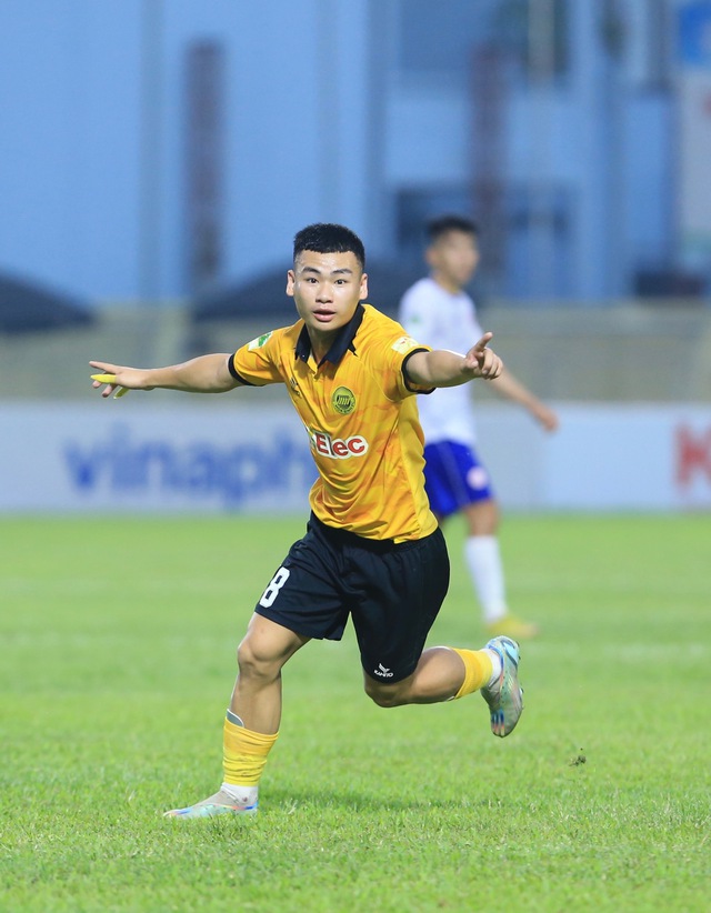 Anh Tú ghi bàn duy nhất cho Hòa Bình FC