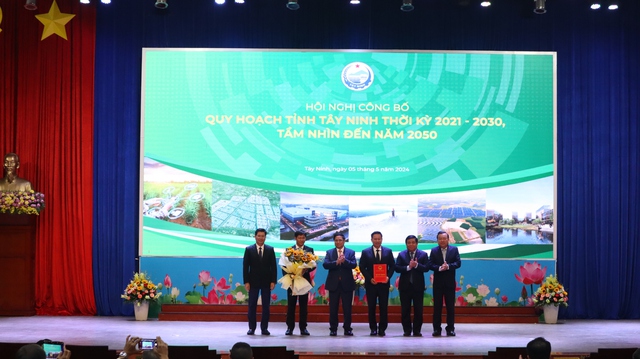 Thủ tướng Chính Phủ Phạm Minh Chính và Bộ trưởng KH-ĐT Nguyễn Chí Dũng trao quyết định quy hoạch và tặng hoa cho lãnh đạo tỉnh Tây Ninh