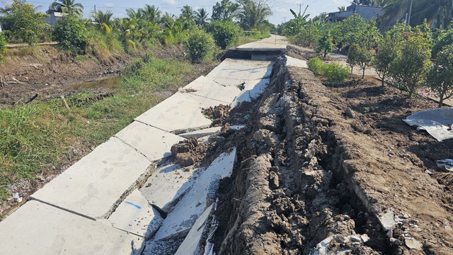 Nhiều tuyến kênh ở xã An Minh Bắc, ở H.U Minh Thượng cạn nước do hạn hán, đường giao thông nông thôn bị sụt lún khiến việc đi lại người dân gặp nhiều khó khăn