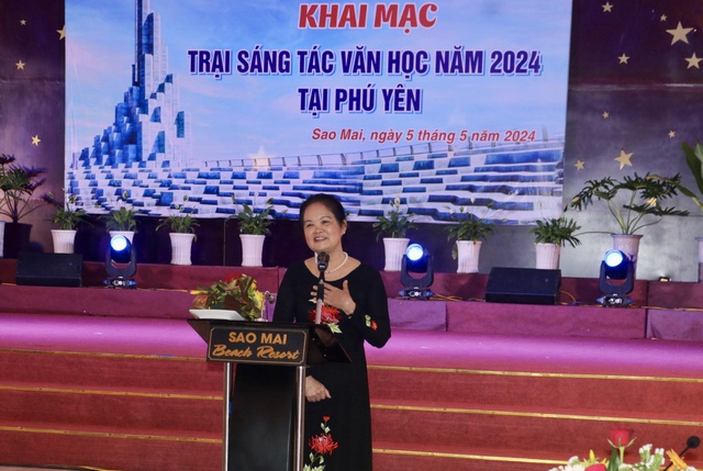 Bà Trịnh Bích Ngân, Chủ tịch Hội Nhà văn TP.HCM, phát biểu tại buổi lễ