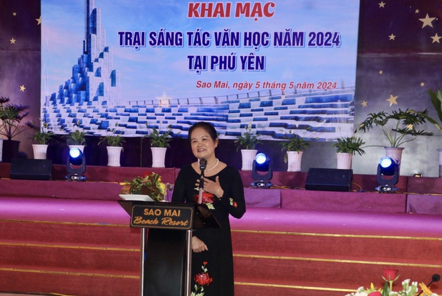 Hội Nhà văn TP.HCM khai mạc Trại sáng tác văn học tại Phú Yên- Ảnh 1. Bà Trịnh Bích Ngân, Chủ tịch Hội Nhà văn TP.HCM, phát biểu tại buổi lễ