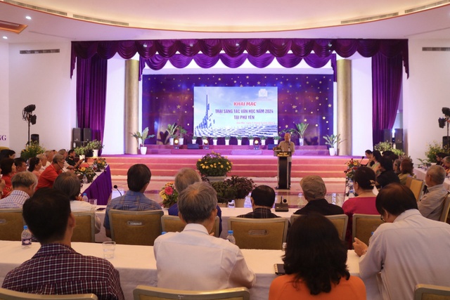 Hội Nhà văn TP.HCM khai mạc Trại sáng tác văn học tại Phú Yên- Ảnh 2. Các nhà văn, nhà thơ giao lưu, chia sẻ kinh nghiệm sáng tác