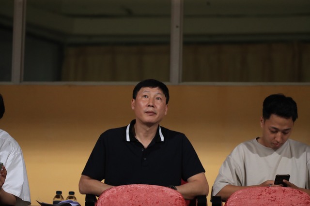 HLV Kim Sang-sik đến sân Hàng Đẫy để xem trận Thể Công Viettel gặp LPBank HAGL