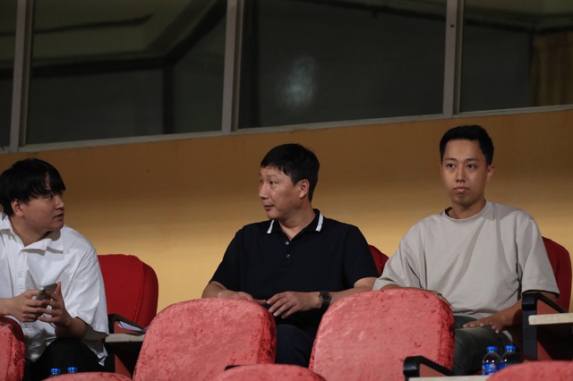 Ông Kim gấp rút đến xem V-League ngay khi đặt chân tới Việt Nam