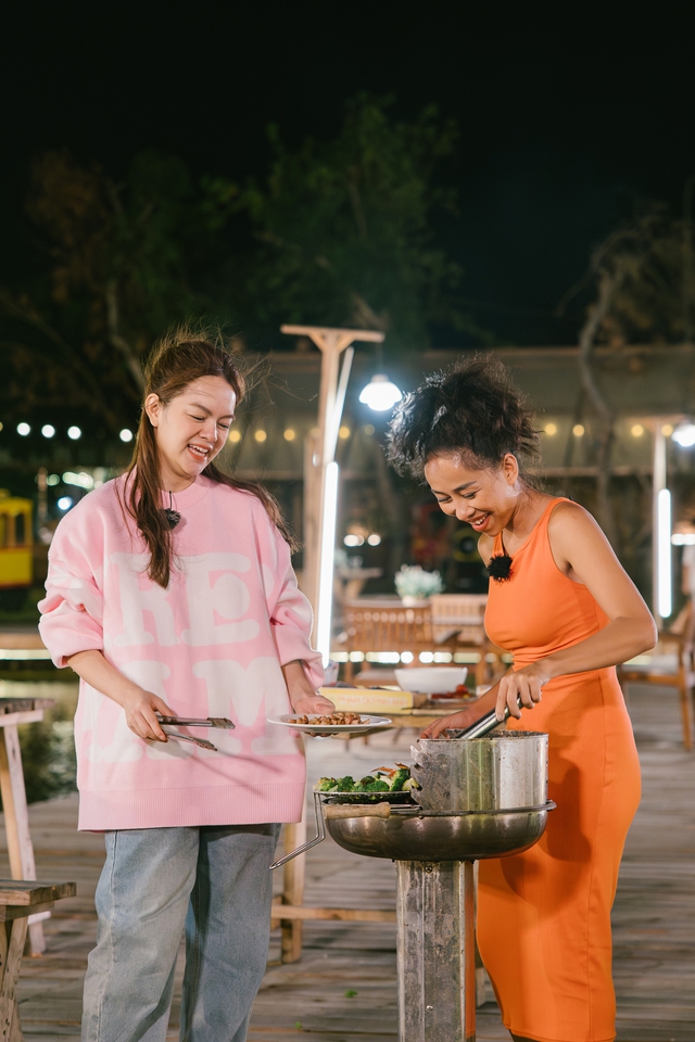 Phạm Quỳnh Anh tiết lộ cách xưng hô của con gái với bạn trai- Ảnh 1. Phạm Quỳnh Anh và Thảo Trang thoải mái tâm sự về những khó khăn đã trải qua