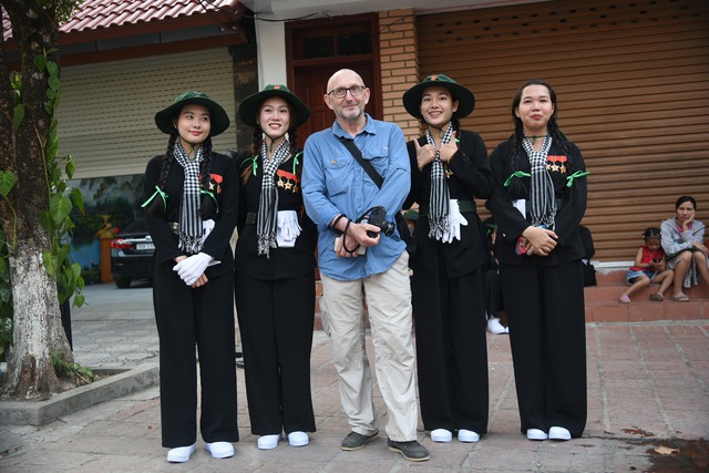 Du khách nước ngoài chụp ảnh với các thành viên khối nữ du kích miền Nam