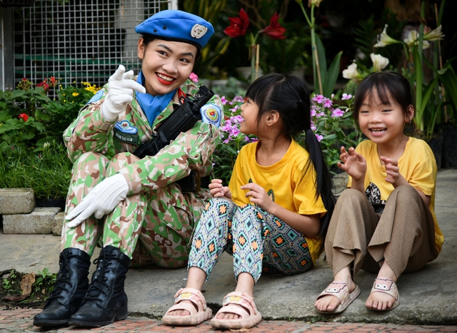 Người dân mang nước chè, hoa quả mời chiến sĩ tập diễu binh ở Điện Biên Phủ- Ảnh 13.