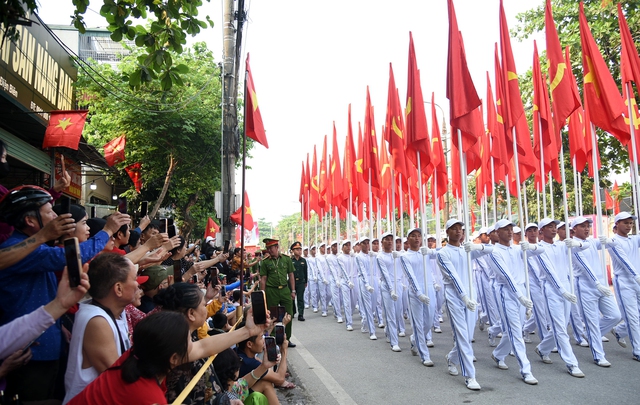 Đông kín người xem các khối diễu binh, diễu hành tổng duyệt cho lễ kỷ niệm 70 năm chiến thắng Điện Biên Phủ