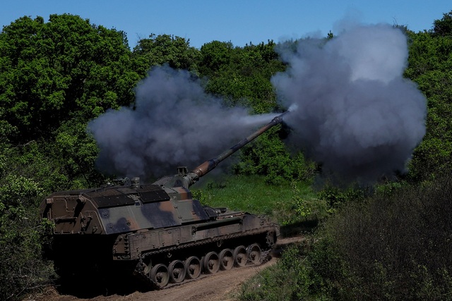 Quân nhân Ukraine ở tỉnh Donetsk khai hỏa pháo tự hành Panzerhaubitze 2000 về phía binh sĩ Nga ngày 4.5