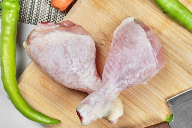 Trước khi chế biến thịt gà, mọi người cần xem xét hình thức bên ngoài của thịt gà để xem nó có dấu hiệu hư hỏng không