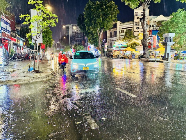 Người dân TP.HCM tiếp tục mong mưa to
