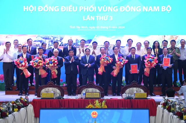 Thủ tướng Chính phủ Phạm Minh Chính, Chủ tịch Hội đồng điều phối vùng trao Quyết định quy hoạch vùng cho lãnh đạo các địa phương vùng Đông Nam bộ