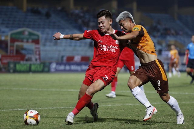 Bảng xếp hạng V-League mới nhất: HAGL tạm thoát hiểm, HLV Kim Sang-sik hiểu thêm bóng đá Việt- Ảnh 2. Thể Công Viettel (trái) thất thủ trước HAGL trên sân Hàng Đẫy