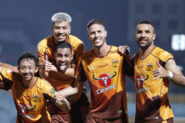 Bảng xếp hạng V-League mới nhất: HAGL tạm thoát hiểm, HLV Kim Sang-sik hiểu thêm bóng đá Việt- Ảnh 3. Niềm vui chiến thắng của các cầu thủ HAGL trước Thể Công Viettel
