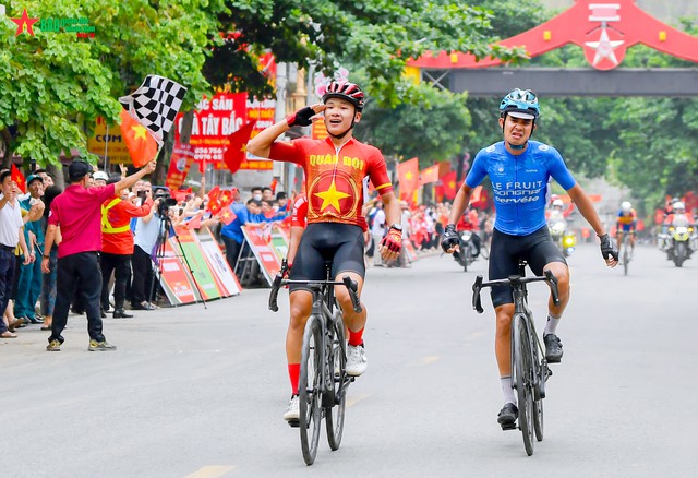 Phạm Lê Xuân Lộc (trái) với cú ăn bốn ở giải xe đạp “Về Điện Biên Phủ 2024”