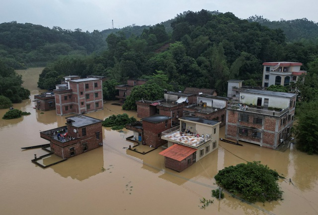 Nhiều ngôi nhà chìm trong nước lũ sau trận mưa lớn tại một ngôi làng ở tỉnh Quảng Đông (Trung Quốc) ngày 22.4.2024.