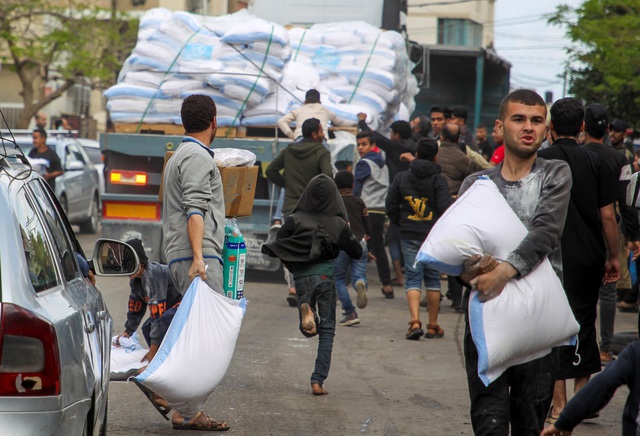 Người Palestine tại Rafah tranh thủ lấy bột mì hôm 6.5 sau khi có lệnh sơ tán