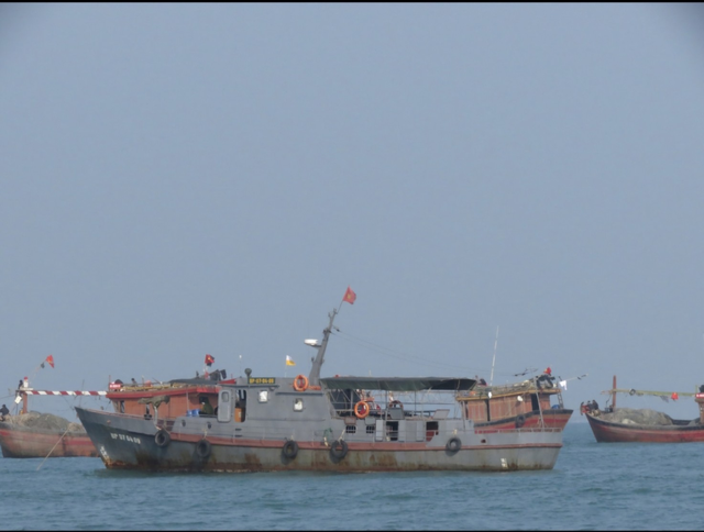 Quảng Bình: 4 tàu cá bị chìm, nhiều ngư dân mất tích- Ảnh 1.