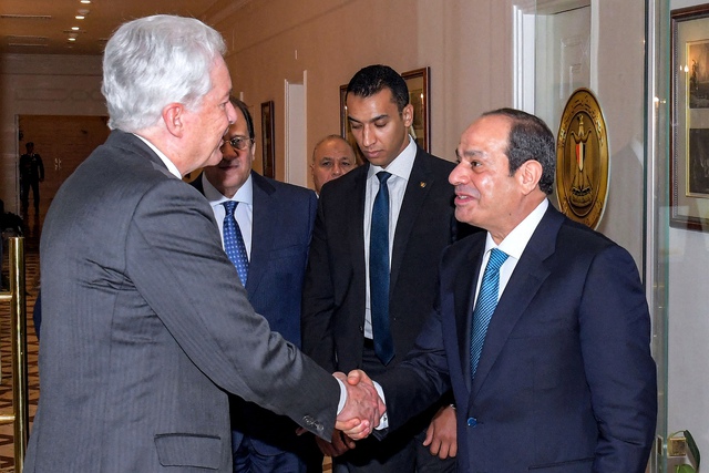 Giám đốc CIA William Burns (trái) bắt tay Tổng thống Ai Cập Abdel Fattah al-Sisi tại Cairo hồi tháng 4