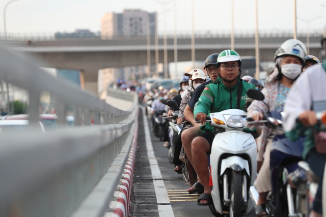 Vì sao sáng Hà Nội thông xe cầu vượt 342 tỉ, chiều vẫn xảy ra ùn tắc?- Ảnh 1.