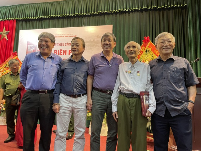 Cụ Nguyễn Công Dinh chụp ảnh lưu niệm với các đại biểu trong buổi ra mắt cuốn sách Điện Biên Phủ của Đại tướng Võ Nguyên Giáp