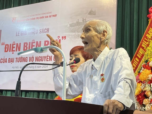 Cụ Nguyễn Công Dinh hào sảng kể chuyện tại buổi lễ ra mắt sách của Đại tướng Võ Nguyên Giáp