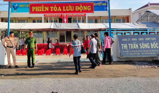 Phiên tòa được tổ chức tại UBND TT.Sông Đốc, TAND H.Trần Văn Thời (Cà Mau)
