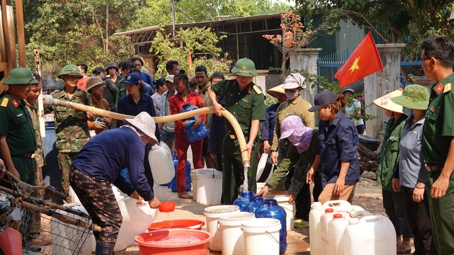 Binh đoàn 15 đã giúp người dân vùng biên thoát cơn lo thiếu nước sinh hoạt