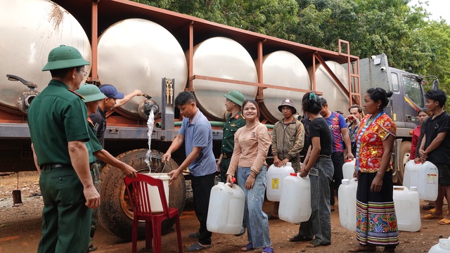 Bộ đội thuộc Binh đoàn 15 cung cấp nước sinh hoạt cho người dân ở xã Ia Dal, H.Sa Thầy (Kon Tum)
