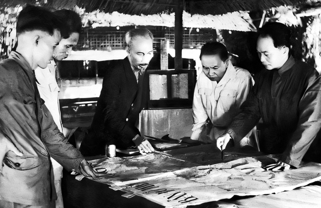 Ngày 6.12.1953, Bộ Chính trị tổ chức cuộc họp dưới sự chủ trì của Chủ tịch Hồ Chí Minh để nghe Tổng Quân ủy báo cáo, duyệt lần cuối kế hoạch tác chiến Đông Xuân 1953-1954, đồng thời quyết định mở chiến dịch Điện Biên Phủ