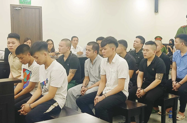 Phạm Văn Kiên cùng nhóm bị cáo tại tòa ngày 6.5. Phiên xử phải hoãn do bị hại vắng mặt.