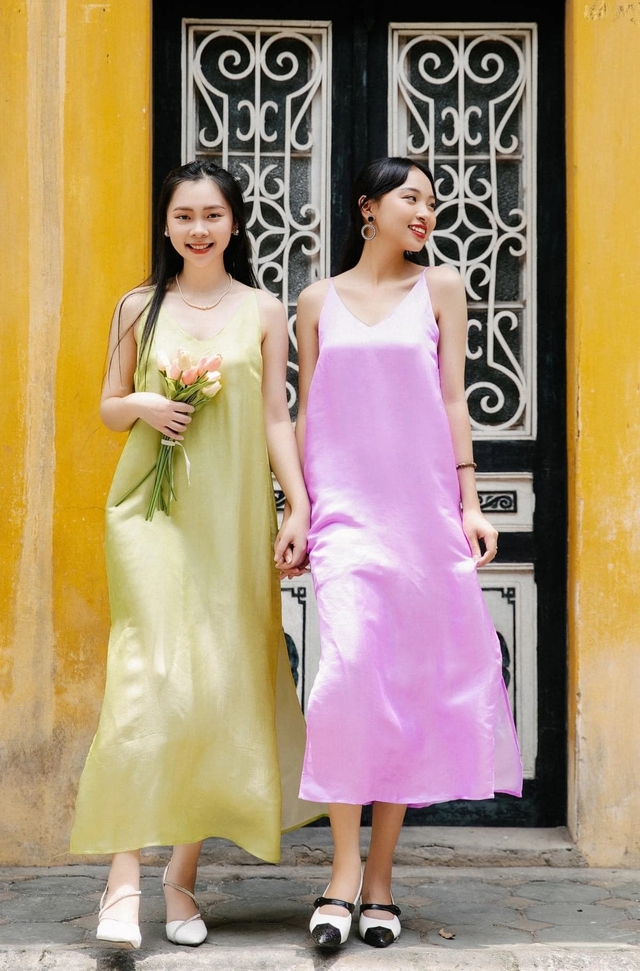 Những chiếc váy lụa trơn là thiết kế ưa thích của các nữ tín đồ trẻ tuổi