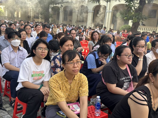 Phụ huynh và học sinh tham dự buổi tư vấn tuyển sinh lớp 10 tại Trường THPT chuyên Lê Hồng Phong trong thời gian qua