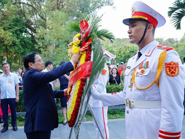 Thủ tướng Phạm Minh Chính đã đến dâng hương, dâng hoa tưởng niệm các anh hùng liệt sĩ tại Nghĩa trang liệt sĩ quốc gia A1