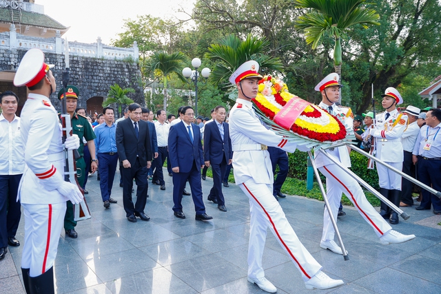Thủ tướng Phạm Minh Chính dâng hương, dâng hoa tưởng niệm, tri ân các anh hùng liệt sĩ tại Điện Biên Phủ