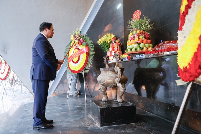 Thủ tướng Phạm Minh Chính dâng hương tưởng niệm các anh hùng liệt sĩ tại Nghĩa trang liệt sĩ quốc gia A1