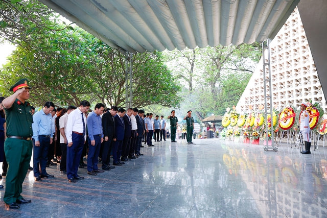 Thủ tướng Phạm Minh Chính và các thành viên đoàn công tác kính cẩn nghiêng mình trước anh linh các anh hùng liệt sĩ đã anh dũng chiến đấu, hy sinh trên mảnh đất Điện Biên Phủ anh hùng