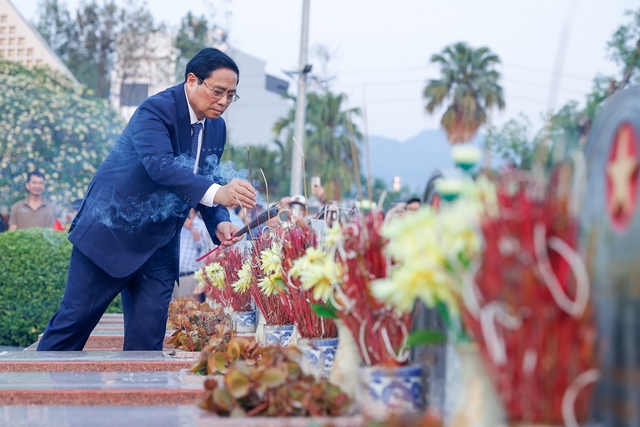 Thủ tướng Phạm Minh Chính thắp hương lên phần mộ của các liệt sĩ tại Nghĩa trang liệt sĩ quốc gia A1