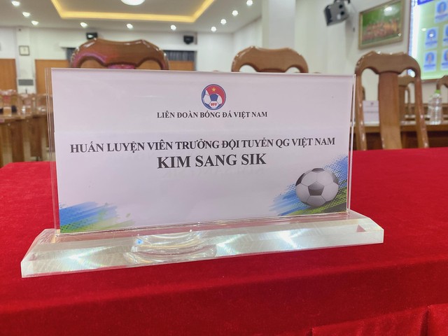 HLV Kim Sang-sik: Tôi muốn có bóng đá chiến thắng dựa trên tinh thần quyết tâm- Ảnh 1.