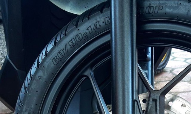 Rủi ro khi thay lốp tại c&aacute;c tiệm sửa xe m&aacute;y - Ảnh 2.