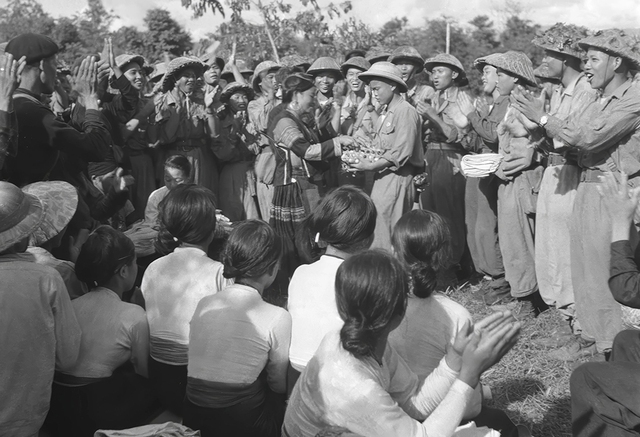 Nhân dân Mường Phăng tặng quà cho chiến sĩ sau chiến thắng Điện Biên Phủ