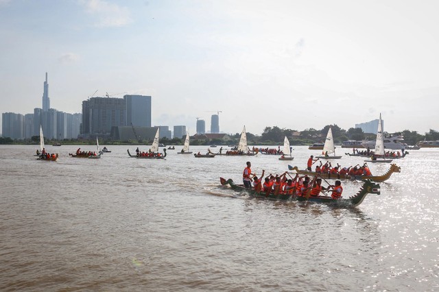 Hoạt động trên sông Sài Gòn tại Lễ hội sông nước lần thứ 1